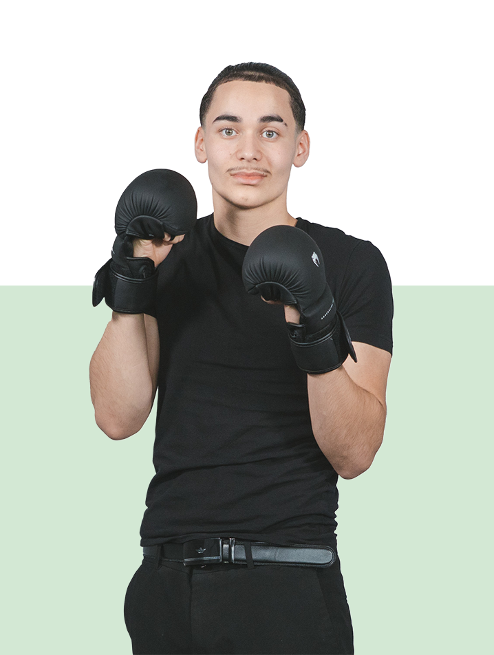Deljan Qadir mit Boxhandschuhen